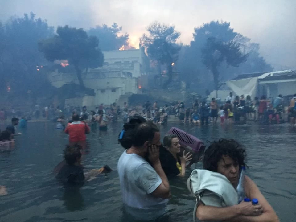 Ένας χρόνος από την εθνική τραγωδία στο Μάτι – Μνημόσυνο για τους 102 αδικοχαμένους συμπολίτες μας-Εικόνες